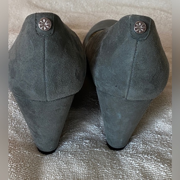 Isaac Mizrahi sz 7 Kendal lovely grey suede wedge heels for spring. VGUC - Picture 10 of 16